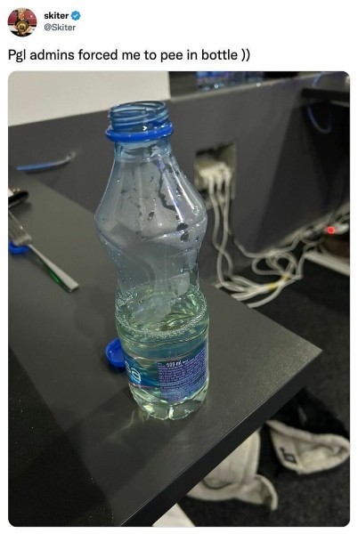 
                Чемпион TI11 по Dota 2 во время матча DPC справил малую нужду в бутылку и после выложил с ней фото
            